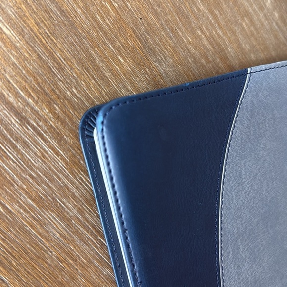 Holy Bible Common English Bible 2011 New Testament with Psalms Leather Softshell - Picture 11 of 13